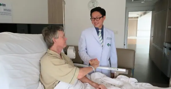 Doctor Poonsak mit Jack Pierce