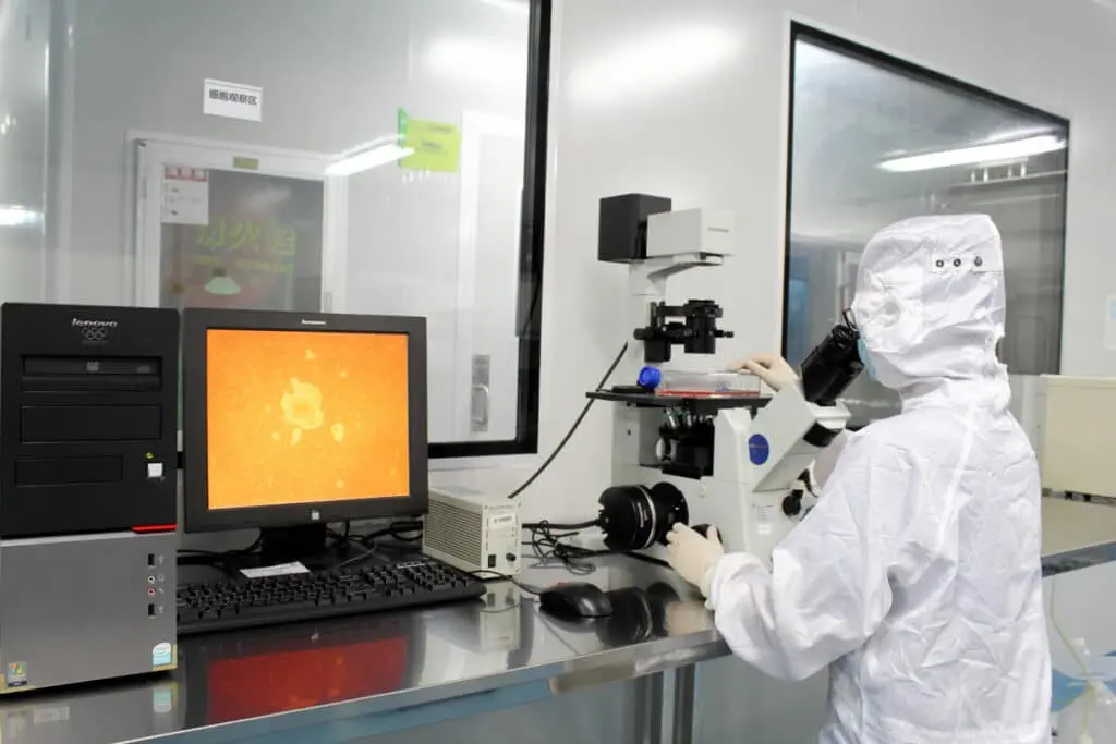 Control de calidad de los paquetes de células madre por un técnico de Beike